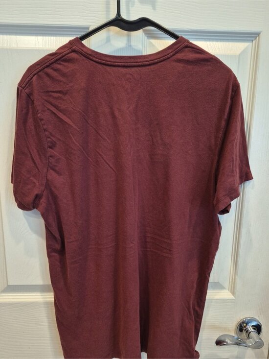 Other - T-Shirt in Maroon